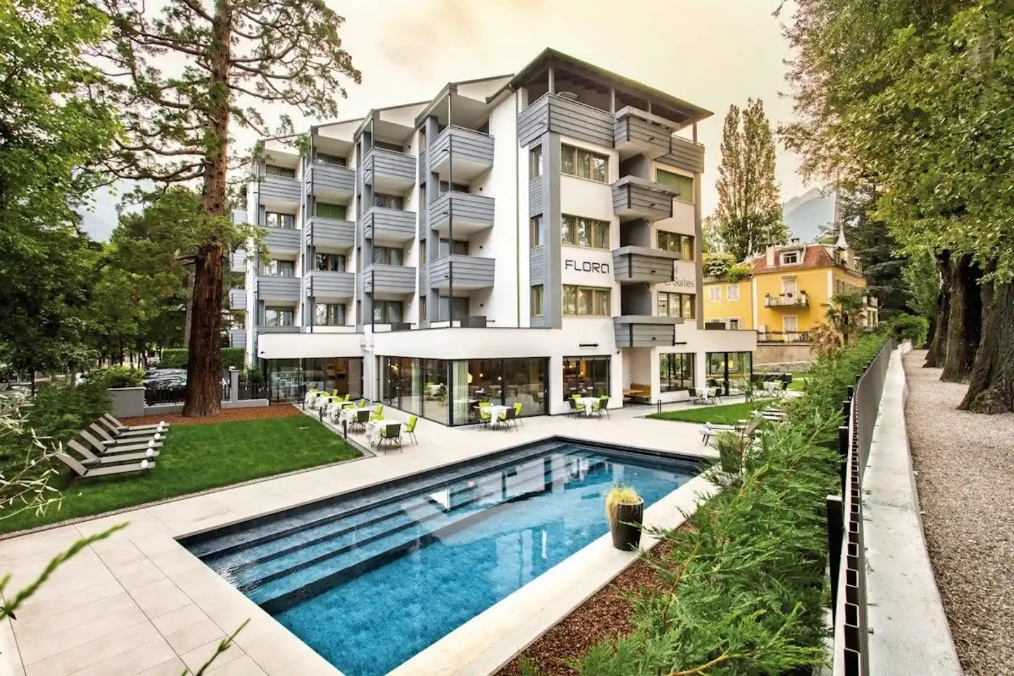 Flora Hotel & Suites Pool