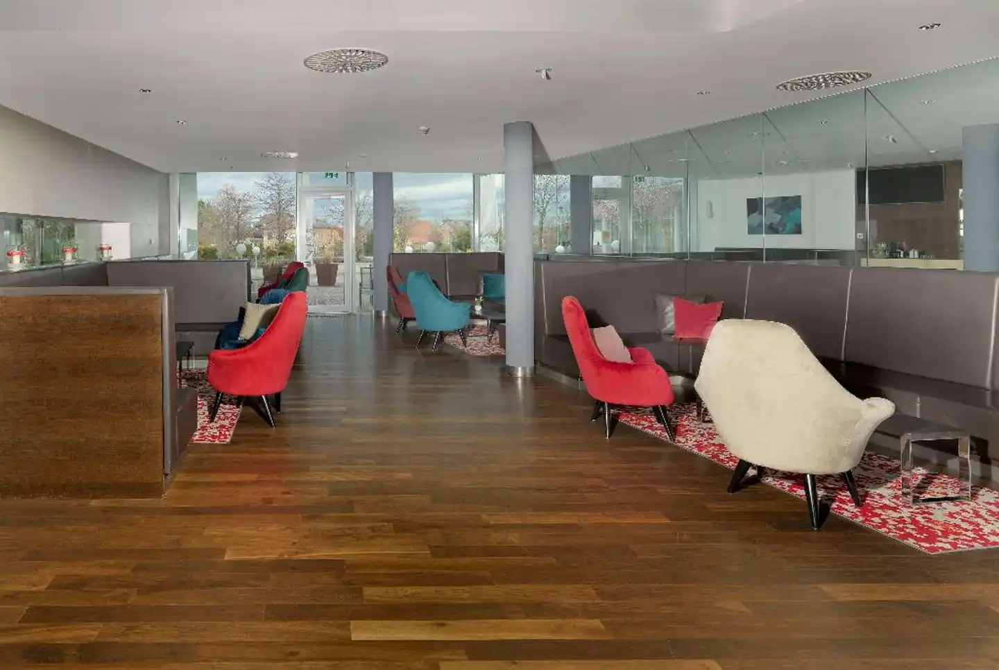 Ramada by Wyndham Dresden Lobby