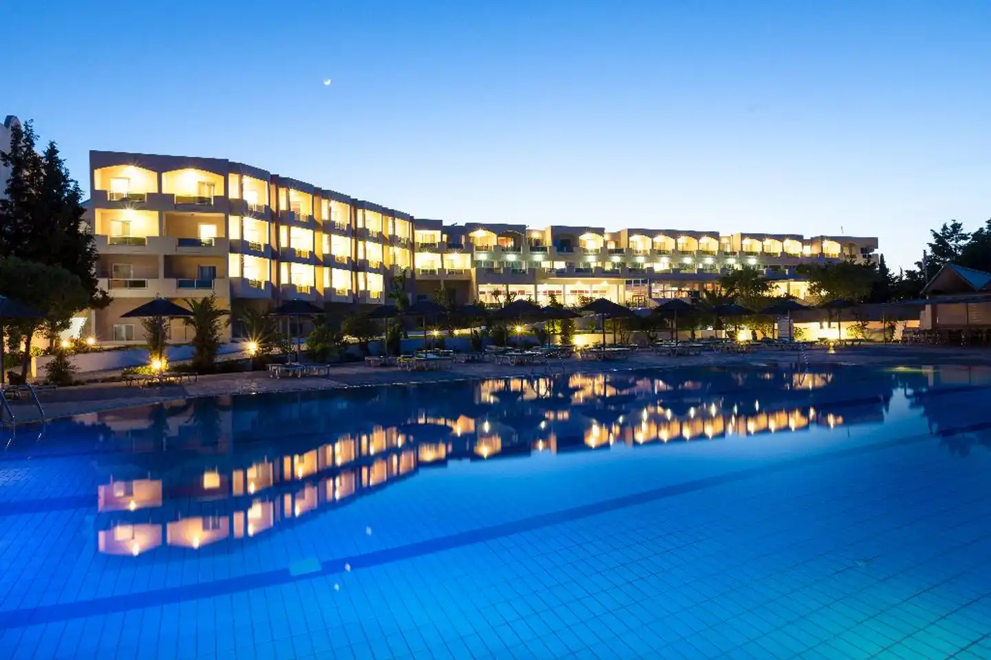 Sovereign Beach Hotel Aussenansicht