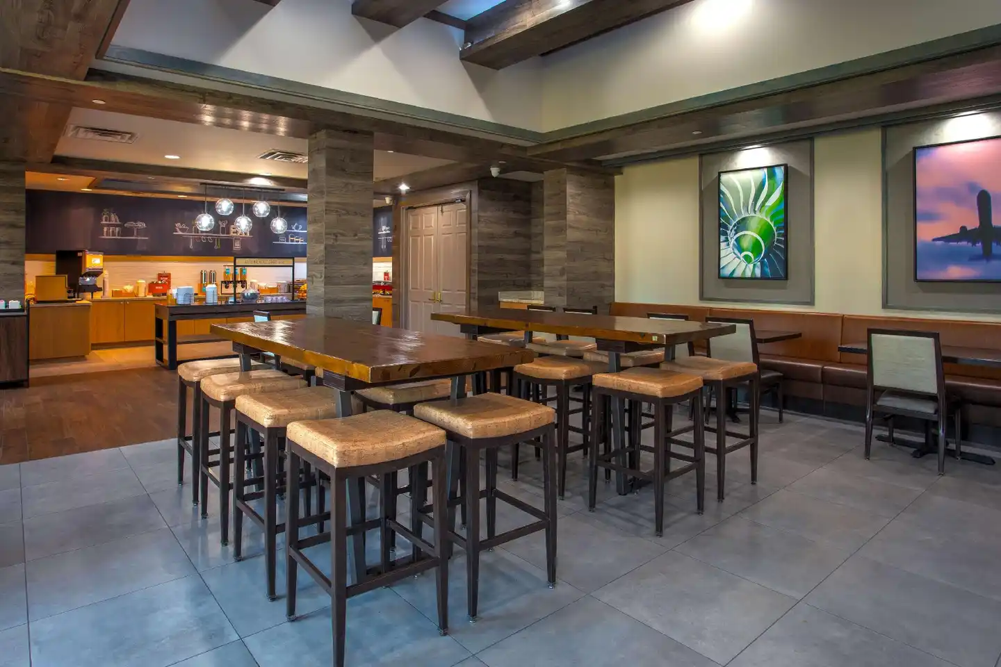Hampton Inn & Suites Newark Airport Elizabeth Bar