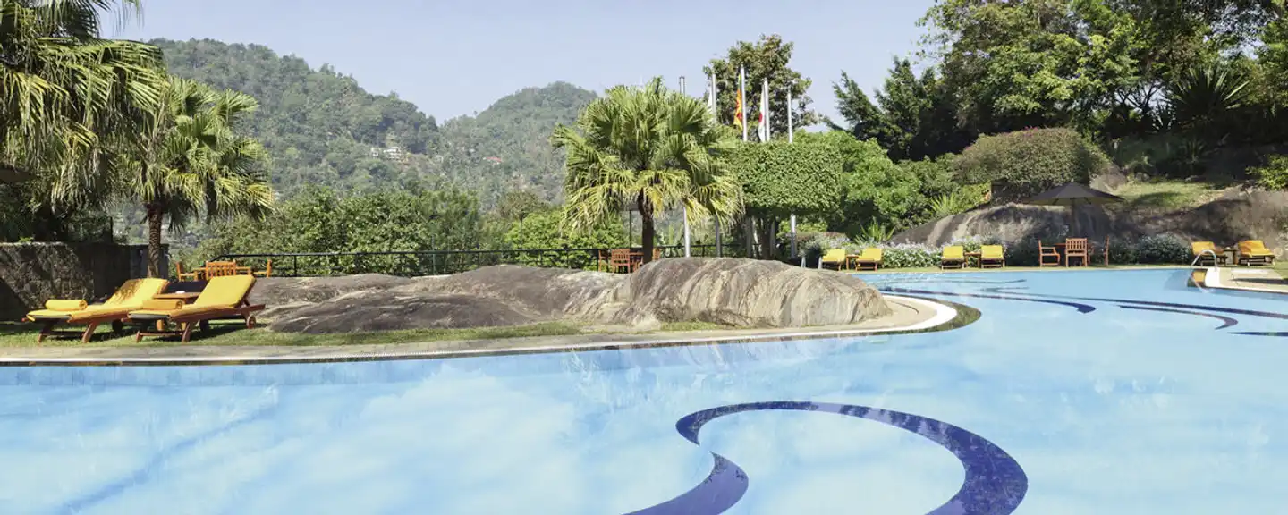 Earl's Regency Pool