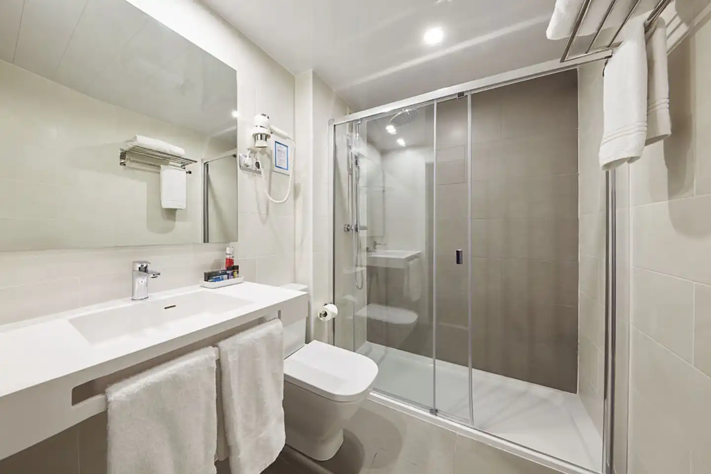 Barcelona Century Hotel Badezimmer