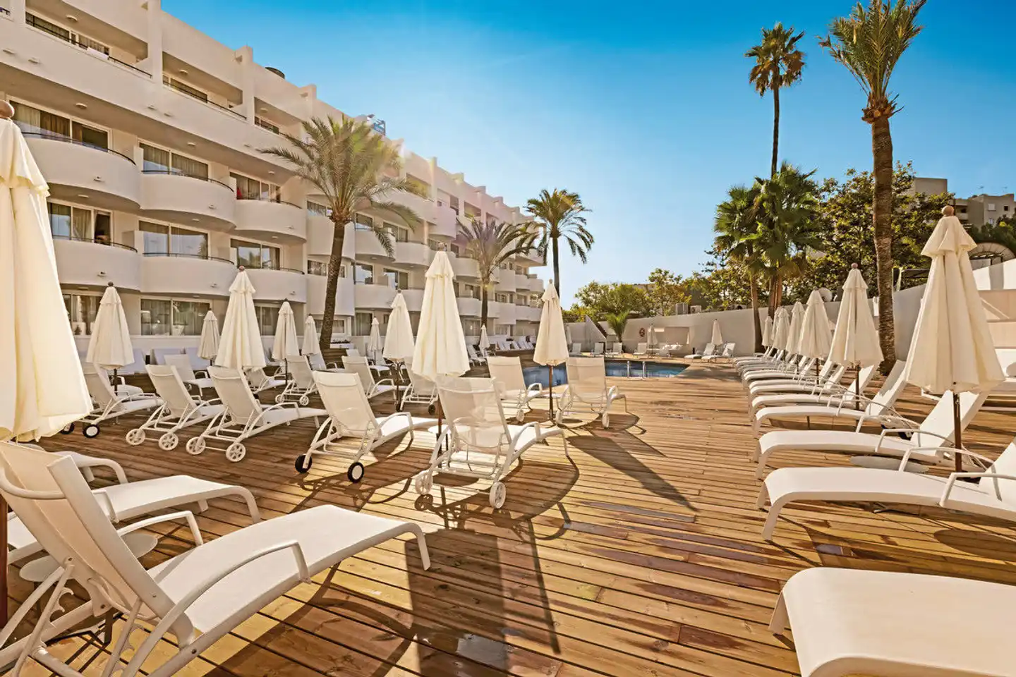 Palmanova Beach by THR Terrasse