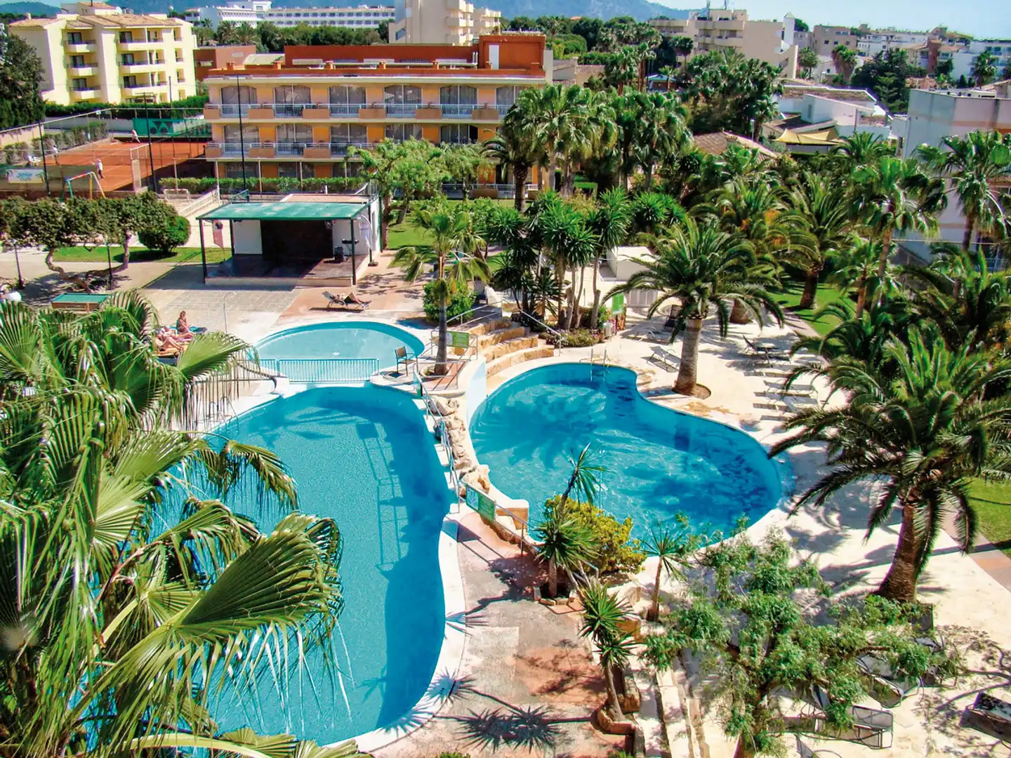 Club Simó Affiliated by Senator Pool