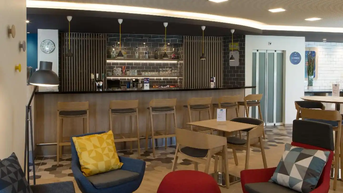 Holiday Inn Express Geneva Airport Bar