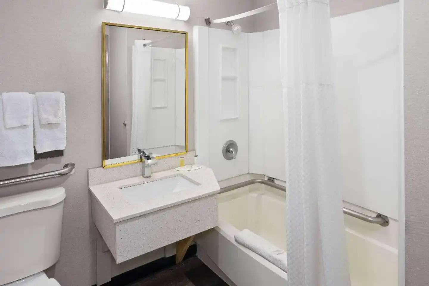 Days Inn & Suites by Wyndham Northwest Indianapolis Badezimmer