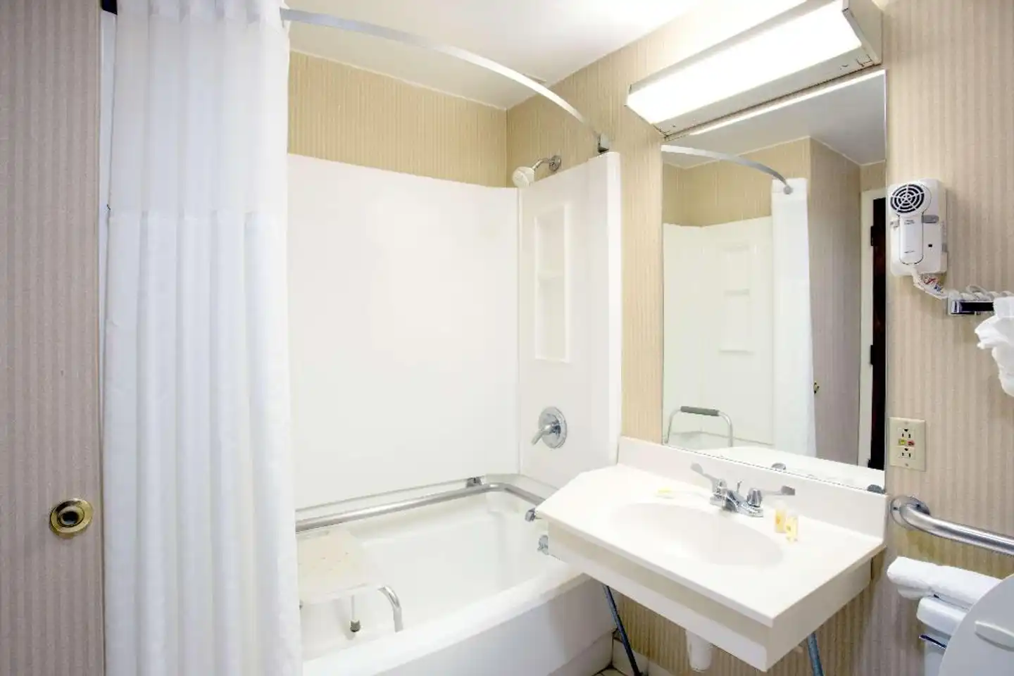 Days Inn & Suites by Wyndham Northwest Indianapolis Badezimmer