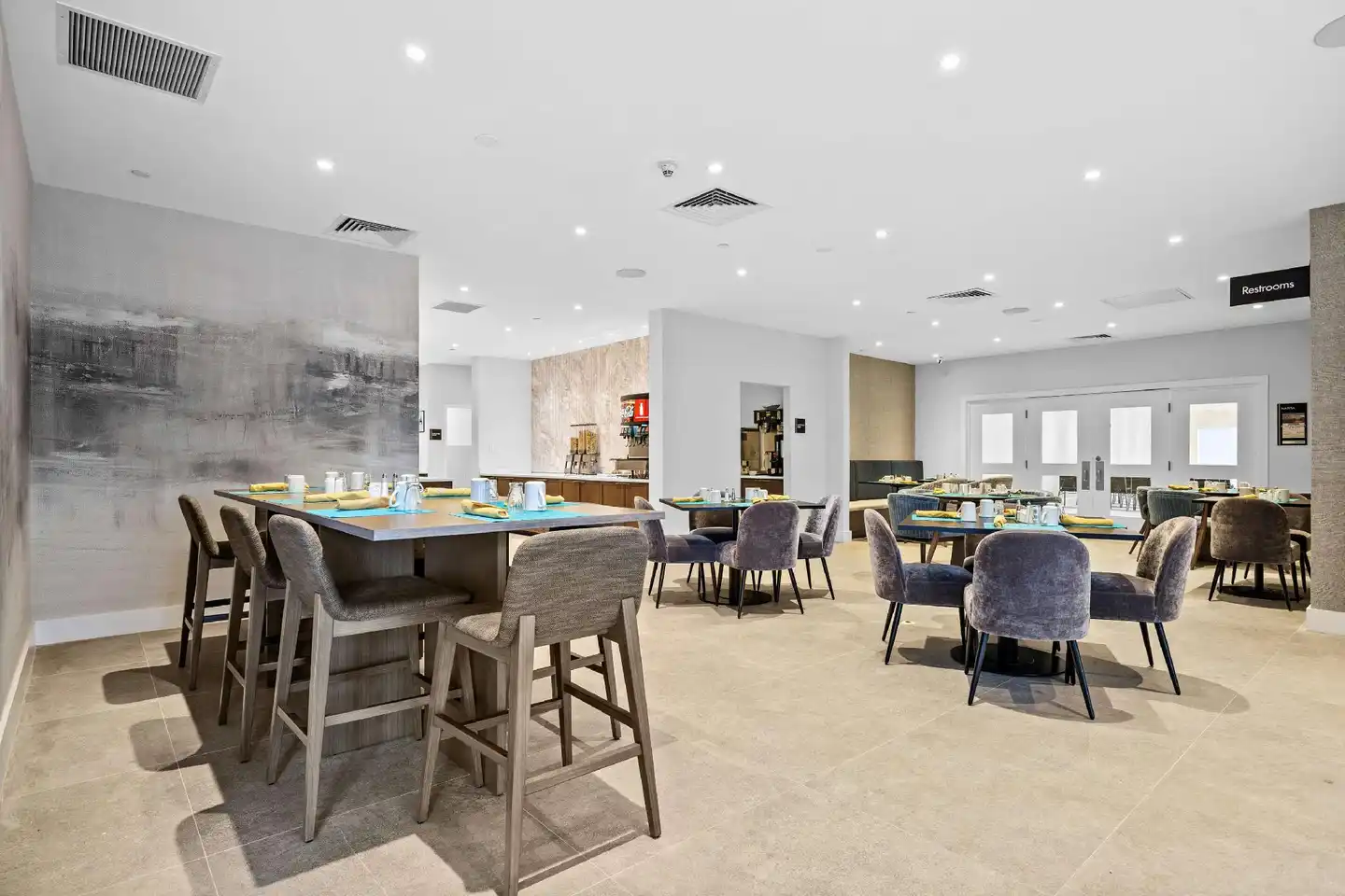DoubleTree by Hilton New York JFK Airport Bar