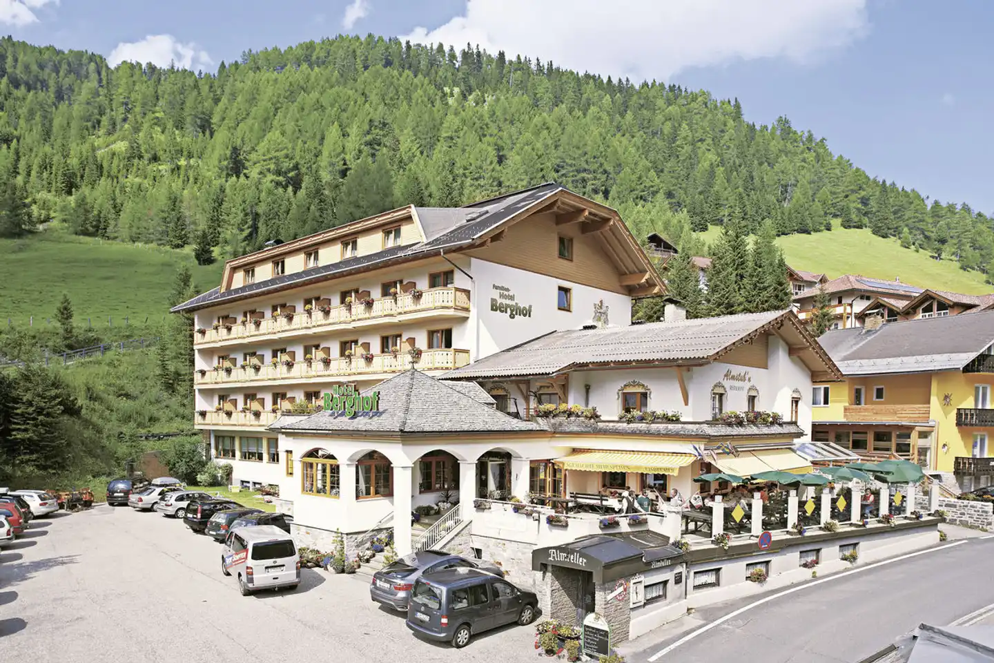 Familienhotel Berghof Aussenansicht