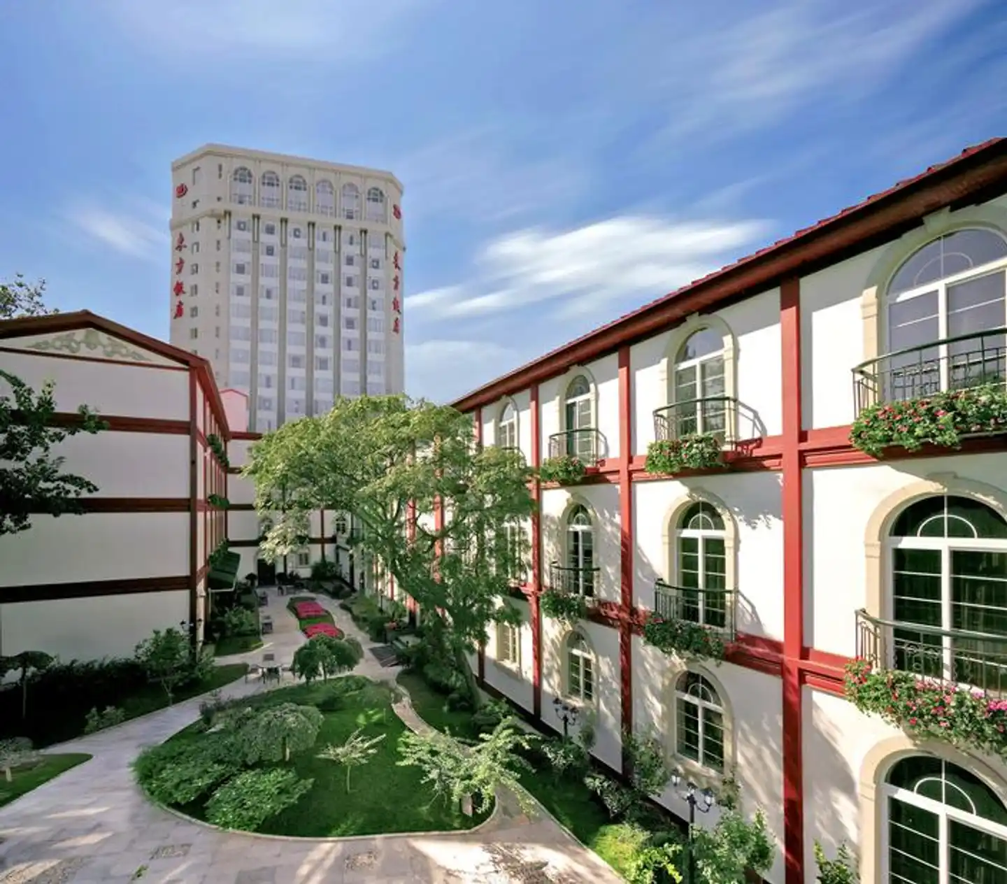 Dong Fang Hotel Aussenansicht