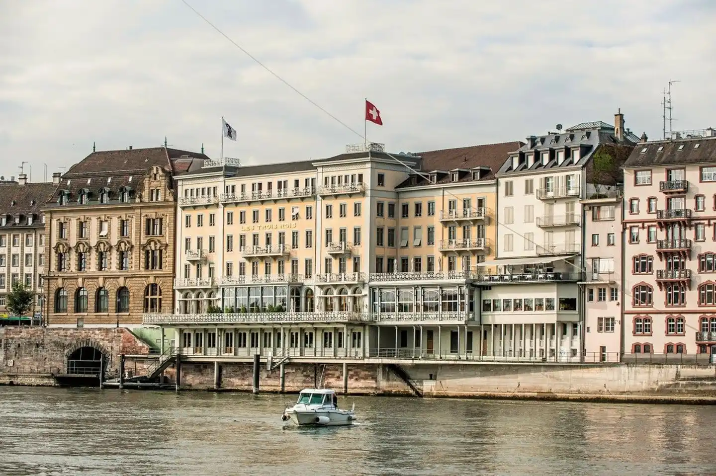 Grand Hotel Les Trois Rois Aussenansicht
