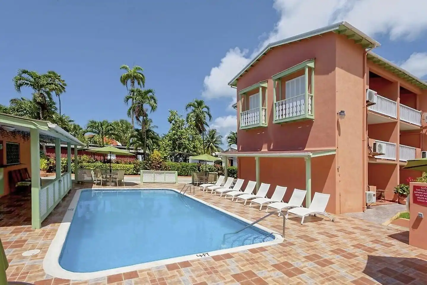 Worthing Court Apartment Hotel Pool