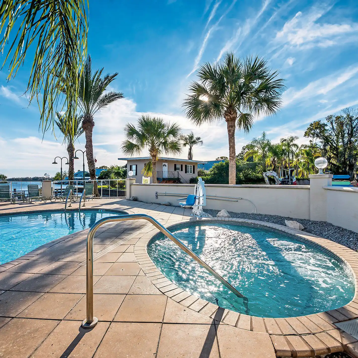 Paddletail Waterfront Lodge Pool
