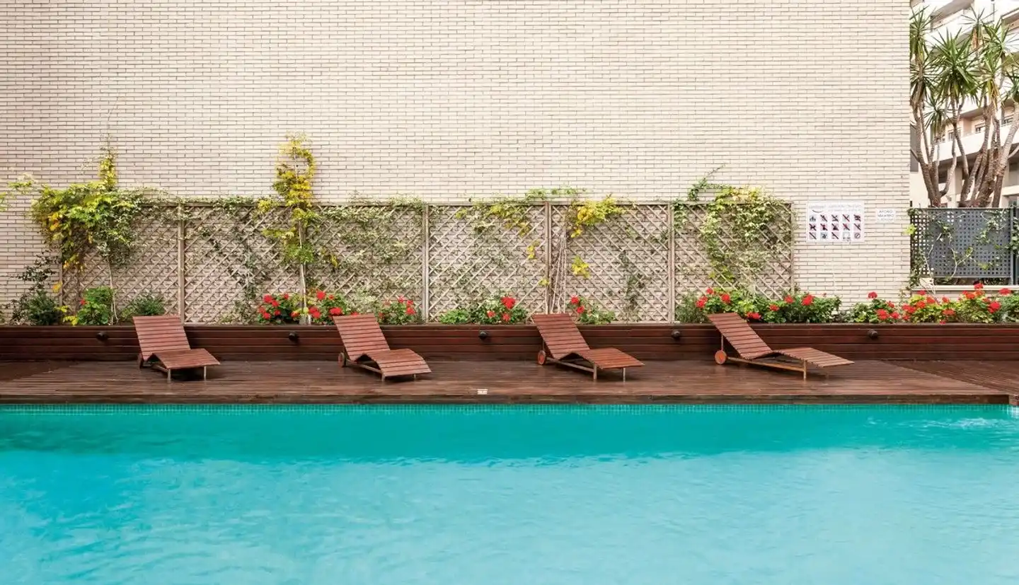 Hotel Ilunion Valencia 3 Pool