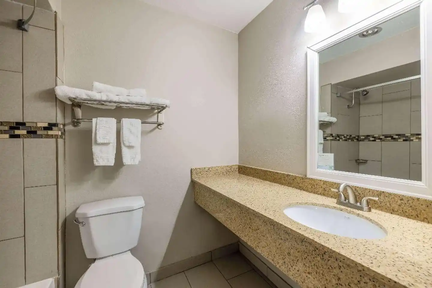 Days Inn by Wyndham Roswell Badezimmer