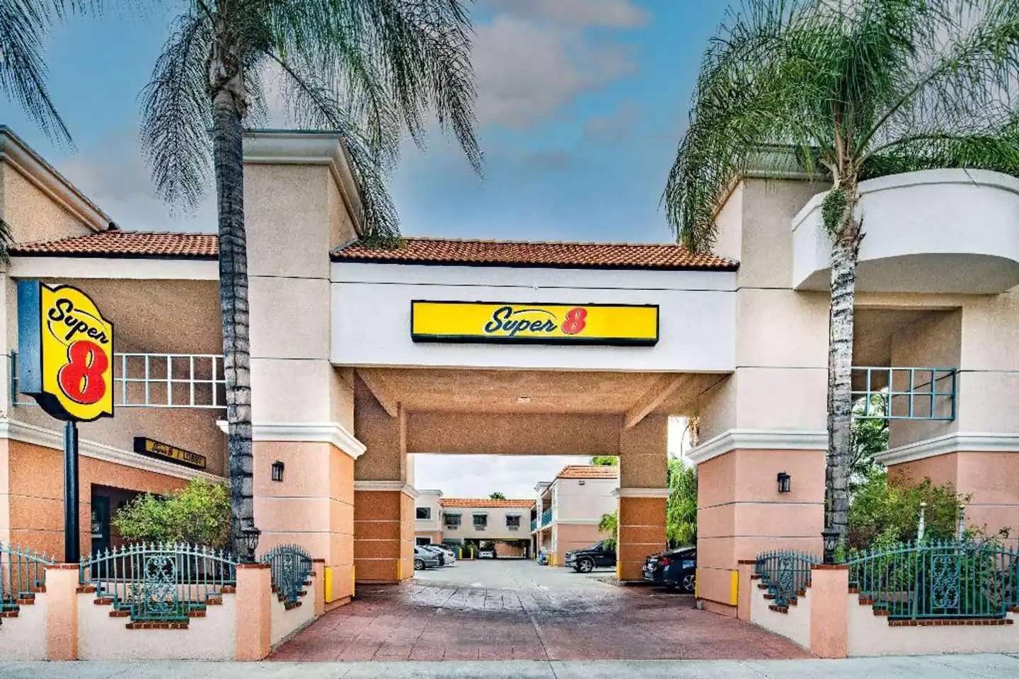 Super 8 by Wyndham North Hollywood Aussenansicht