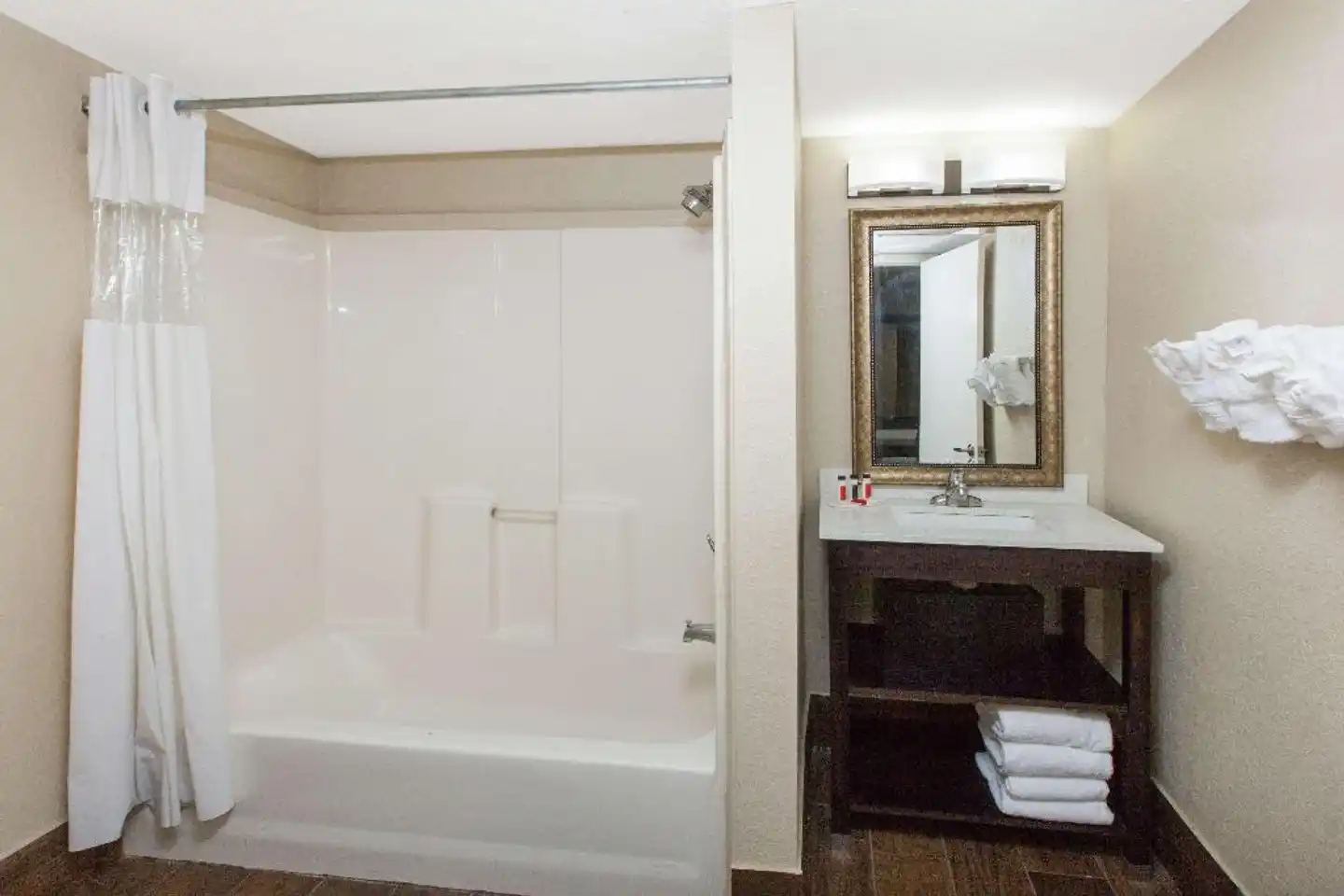 Baymont by Wyndham Downtown Detroit Badezimmer