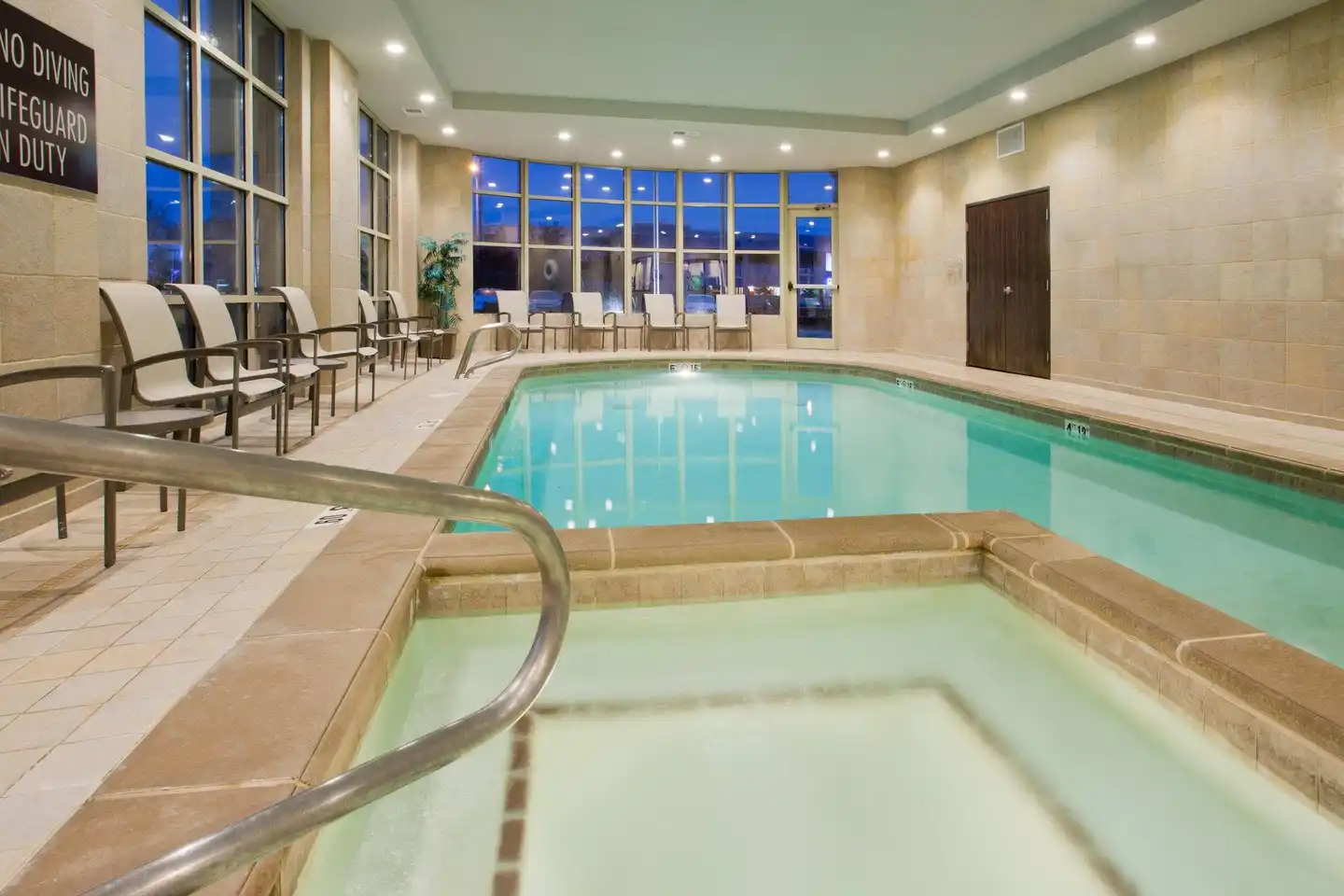 Crowne Plaza Anchorage-Midtown Hallenbad