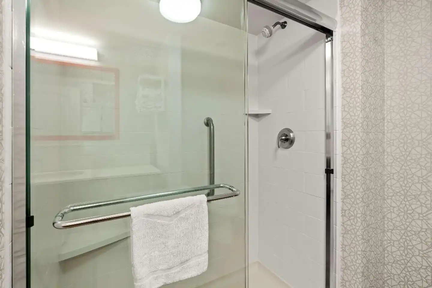 Hampton Inn & Suites Fairbanks Badezimmer