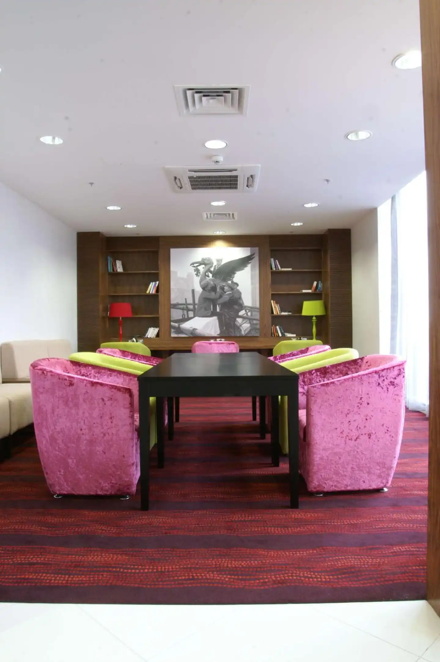 Hampton by Hilton Liverpool/John Lennon Airport Lobby