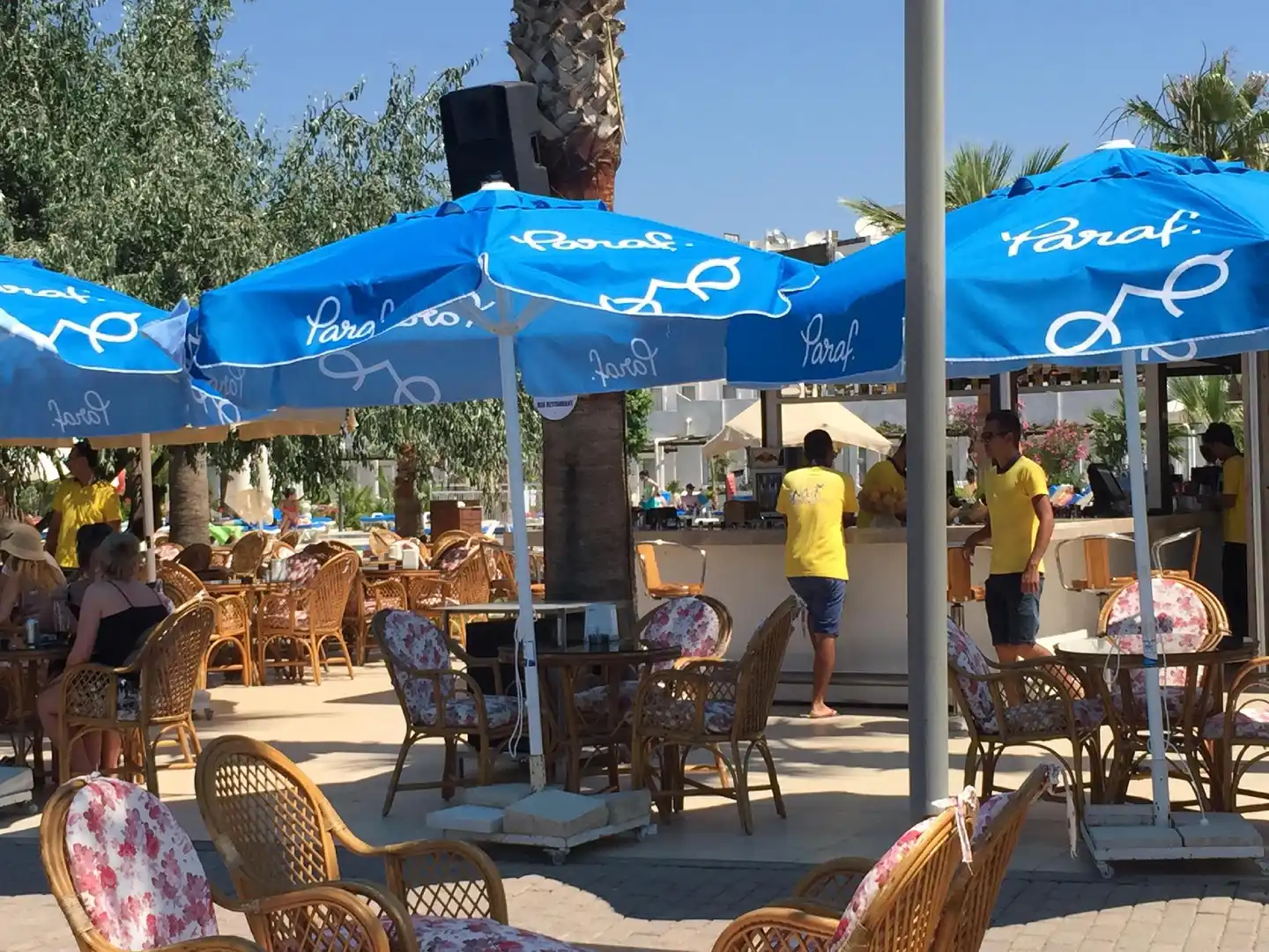 Nagi Beach Hotel Terrasse