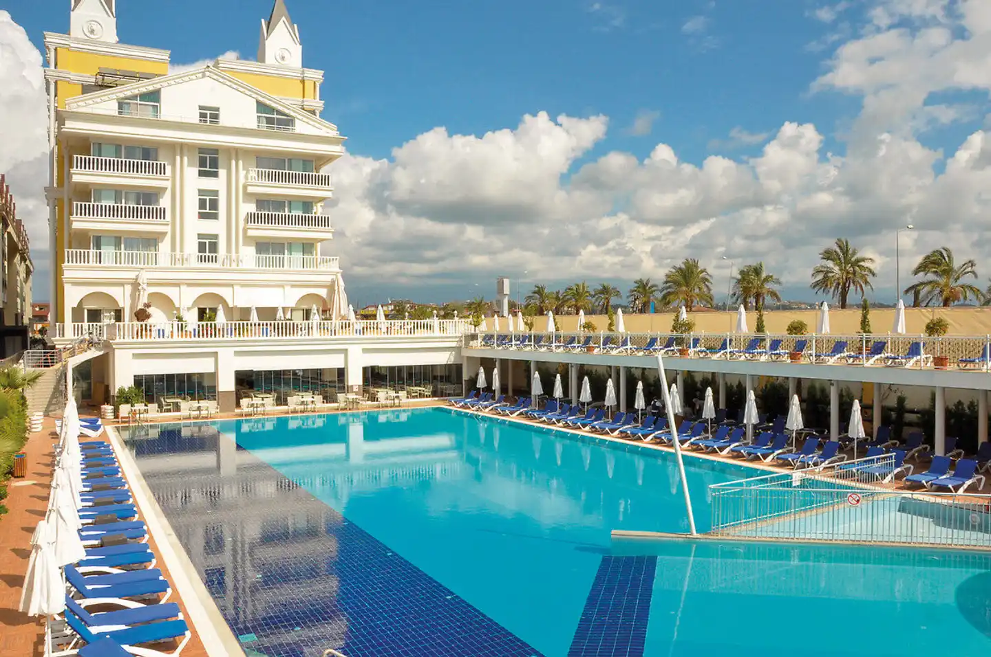 Dream World Resort & Spa Pool