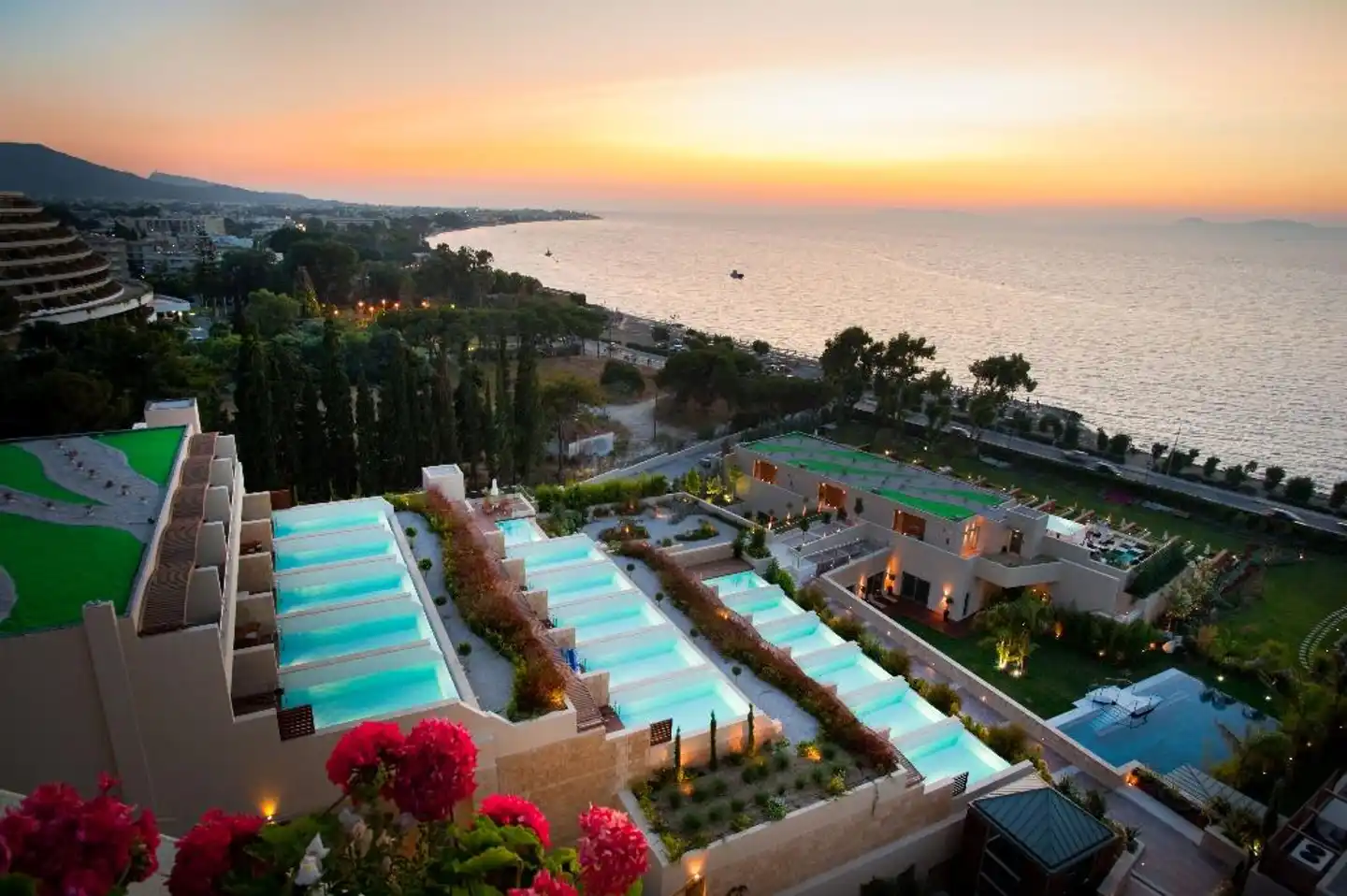 Elite Suites by Rhodes Bay Pool