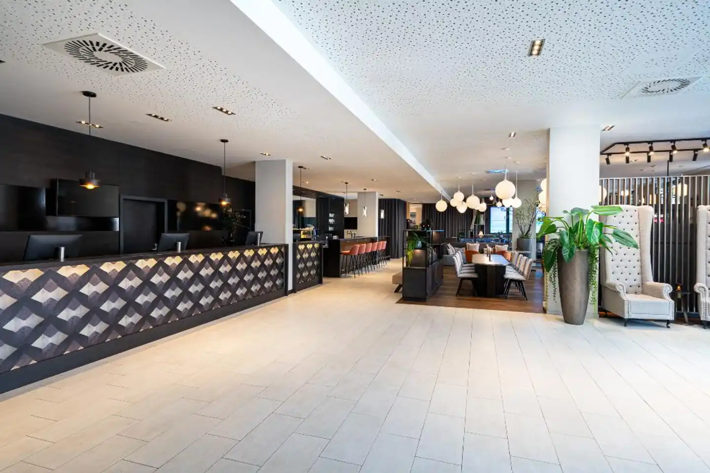 Leonardo Hotel Vienna Hauptbahnhof Lobby