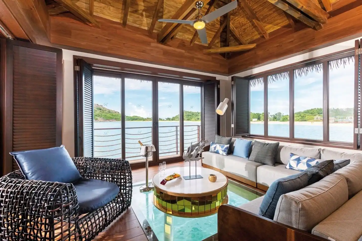 Royalton Antigua Chairman Overwater Bungalow Wohnbeispiel