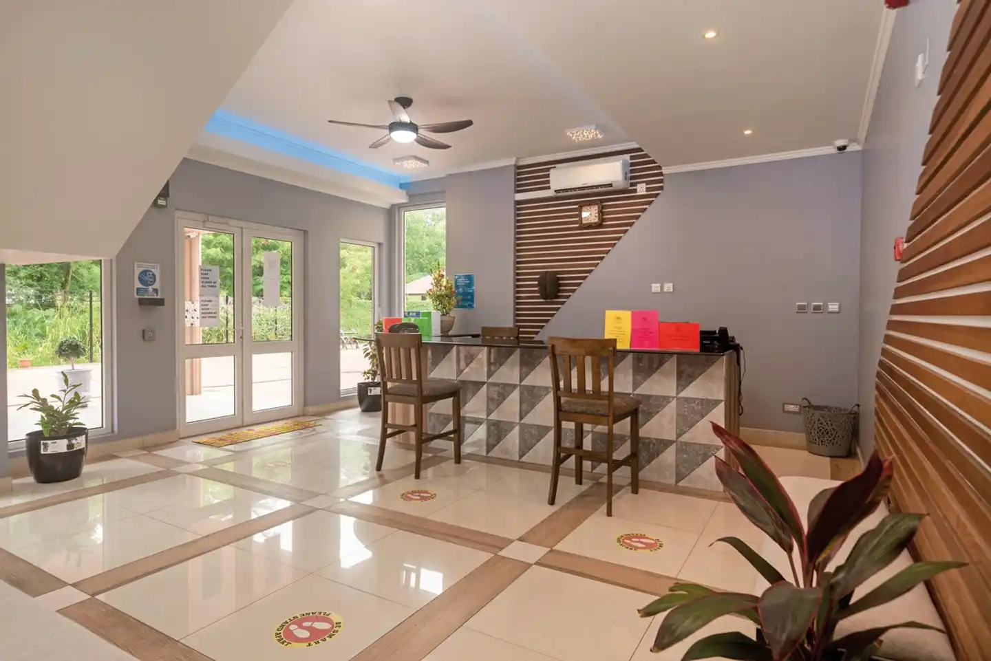 Royale Suites Luxury Apartments Lobby