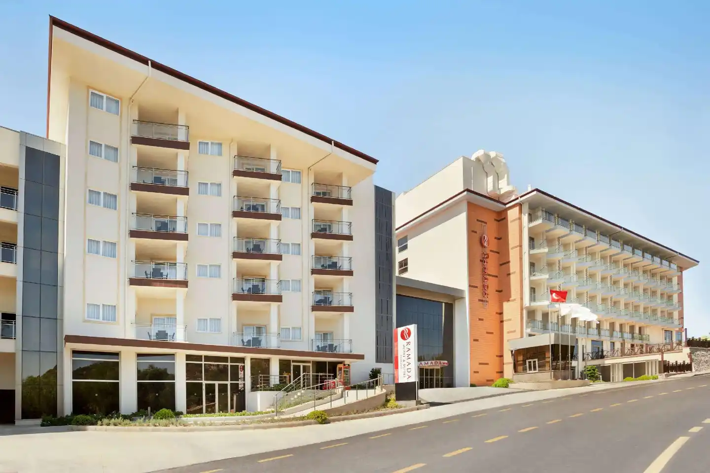Ramada Hotel & Suites by Wyndham Kusadasi Aussenansicht