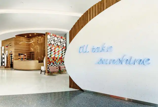 Hampton Inn & Suites Santa Monica Lobby