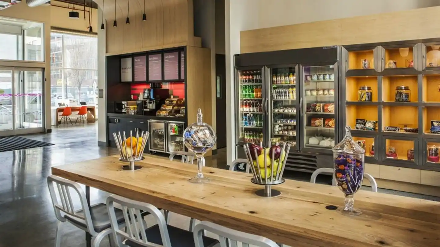 Aloft Long Island City-Manhattan View Bar