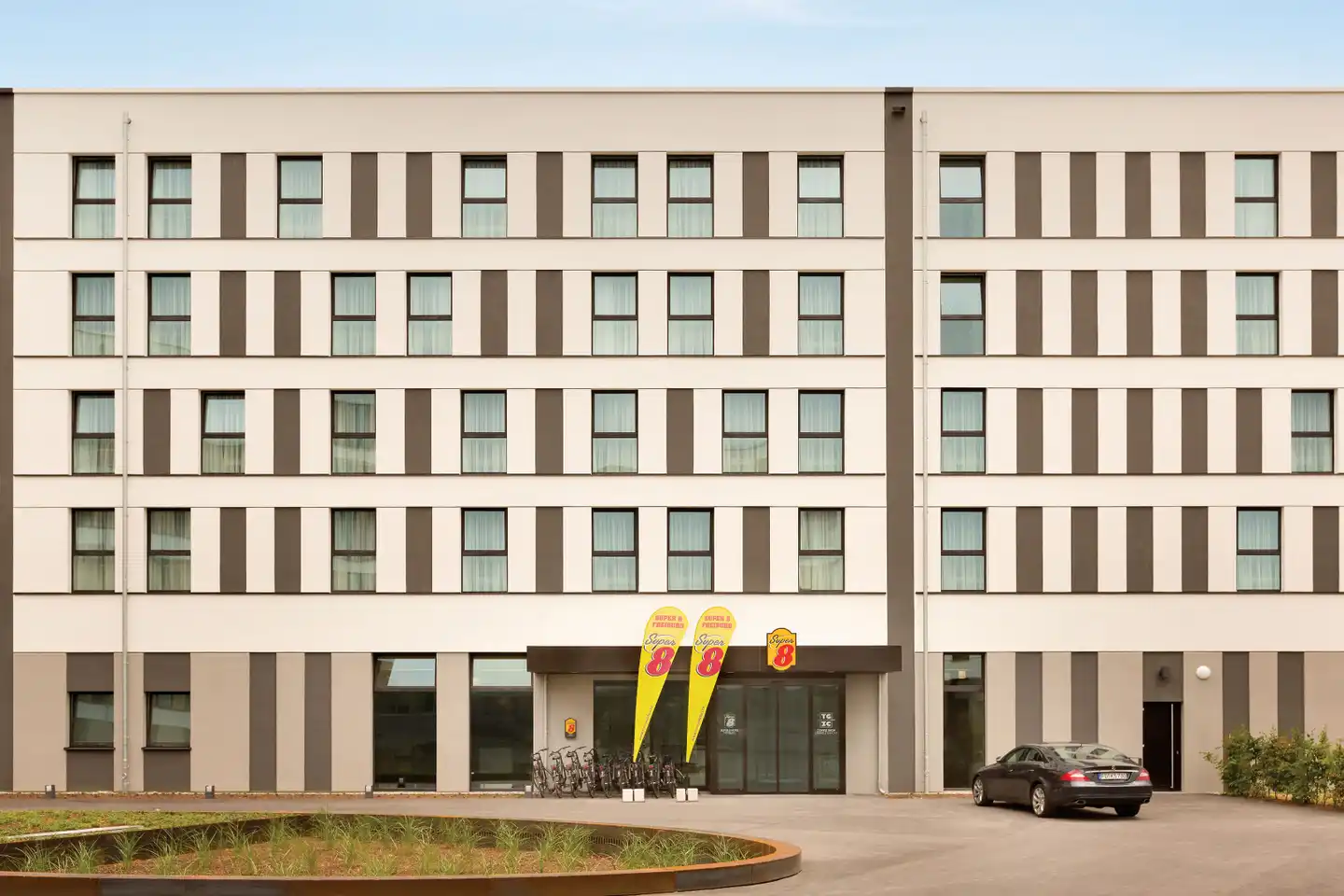 Super 8 by Wyndham Freiburg Aussenansicht