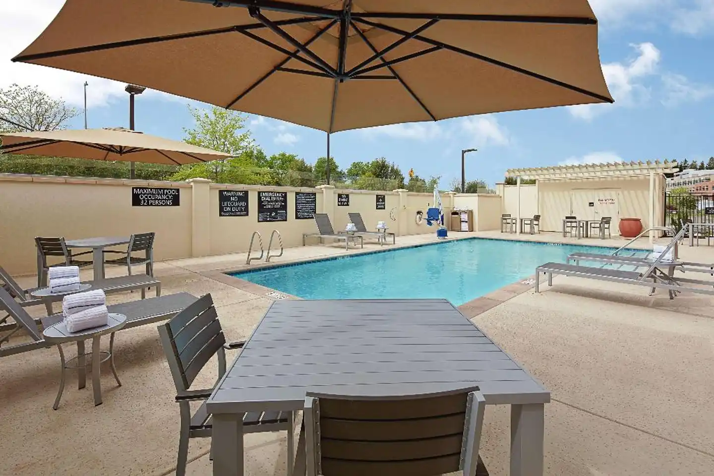 Hampton Inn & Suites Sacramento at CSUS Pool