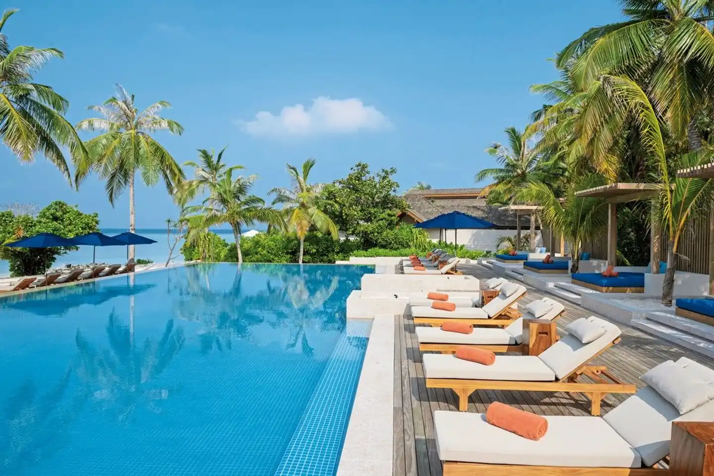 Emerald Faarufushi Resort & Spa Pool