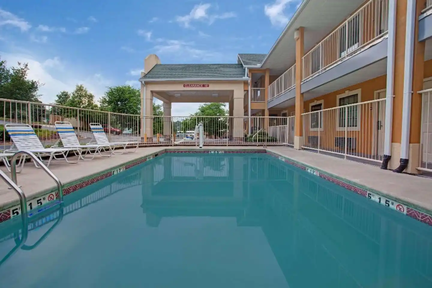 Days Inn by Wyndham Marietta White Water Pool