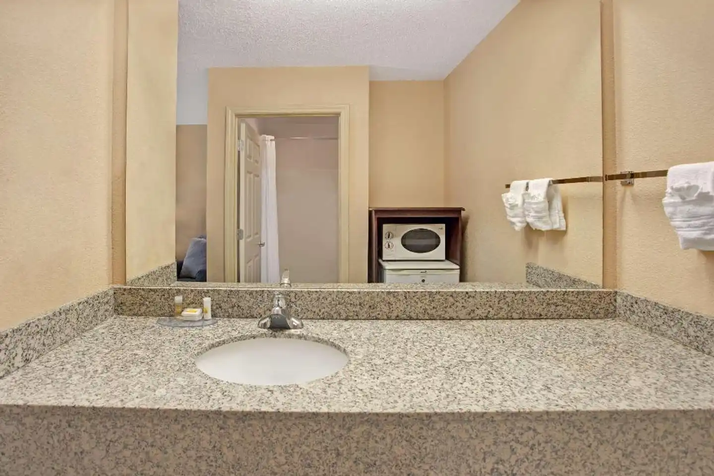 Days Inn by Wyndham Marietta White Water Badezimmer