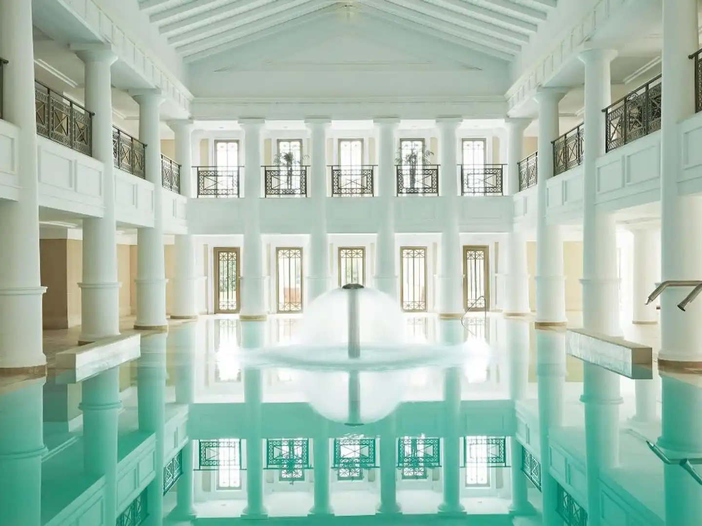 Grecotel LuxMe Palms Hallenbad