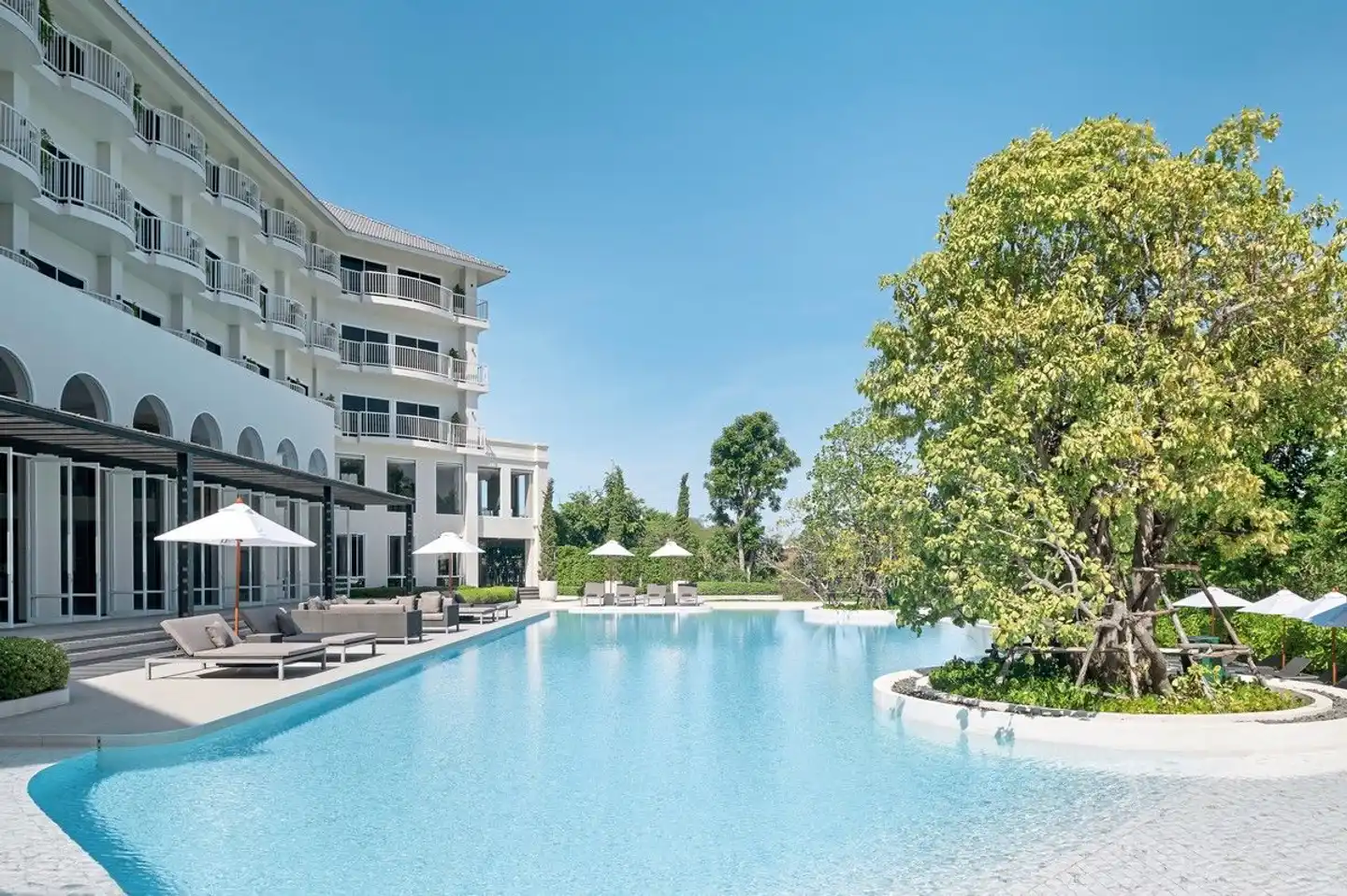 Cross Pattaya Pratamnak Pool