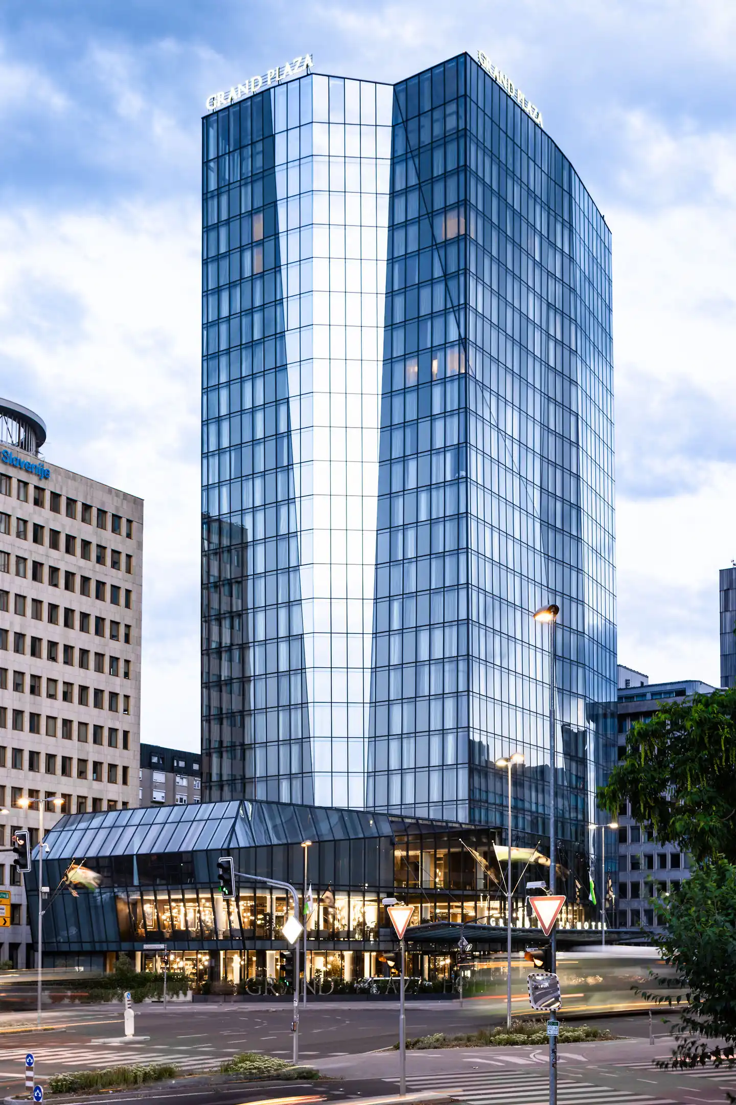 Grand Plaza Hotel and Congress Centre Aussenansicht