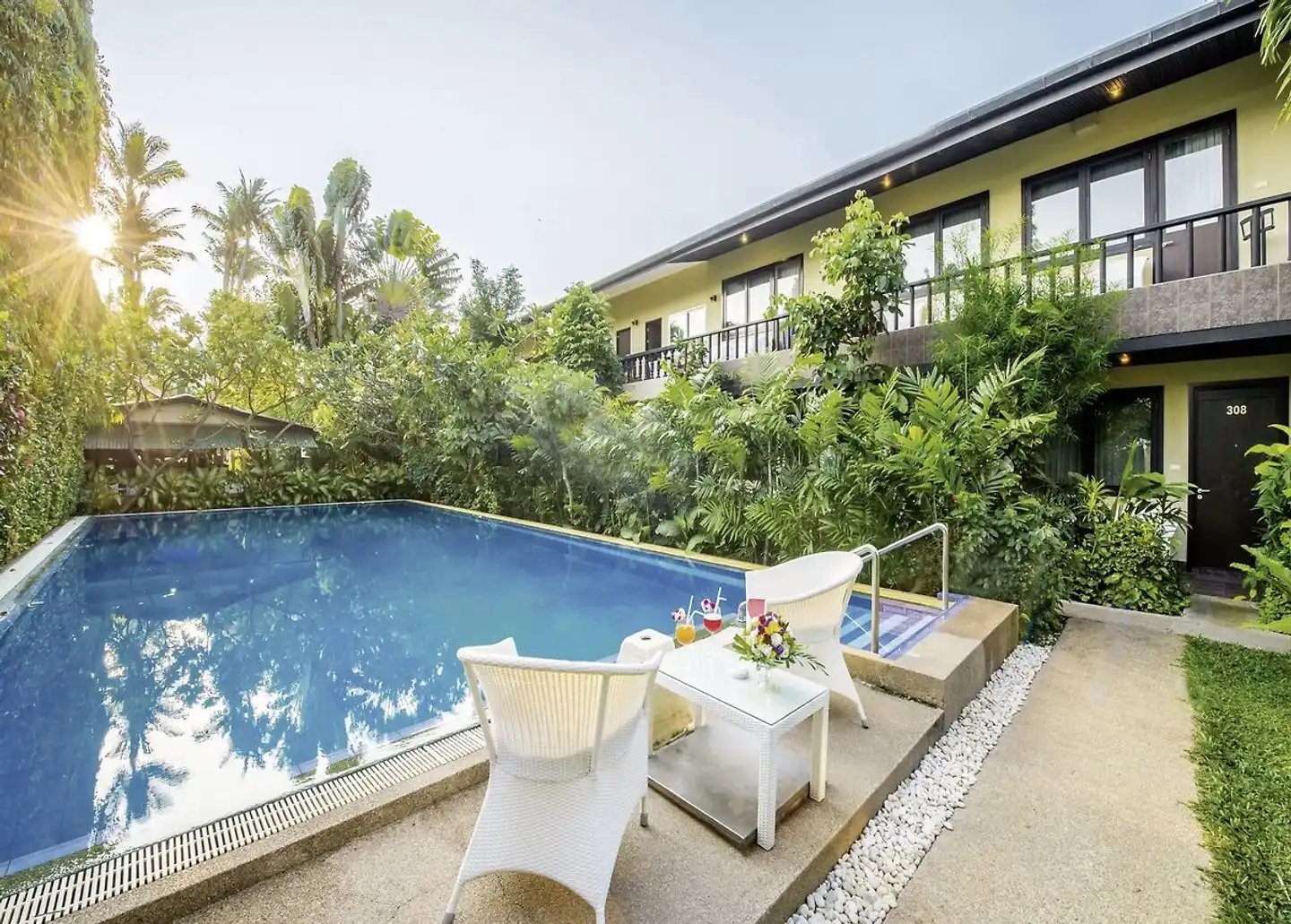 Lokal Phuket Pool