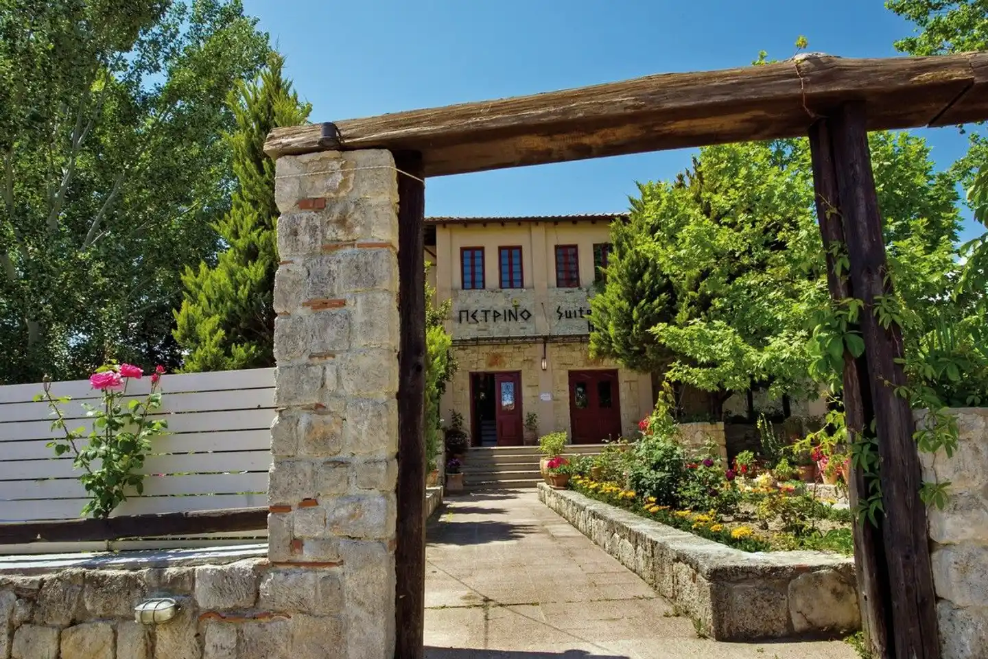 Petrino Eco Village Aussenansicht