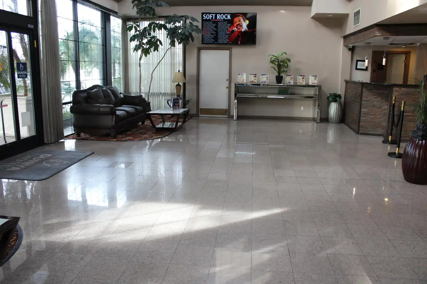 Clarion Hotel Bakersfield North Lobby
