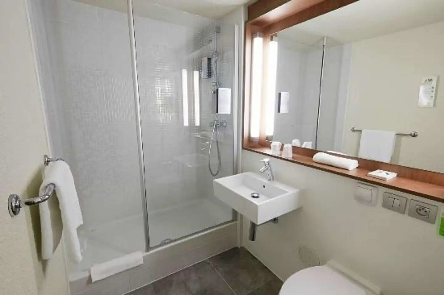 Campanile Bordeaux Nord - Le Lac Badezimmer