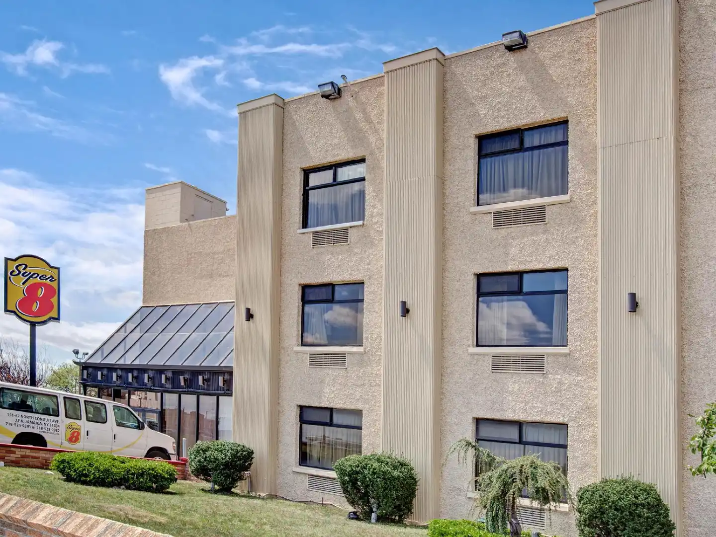 Super 8 by Wyndham, Jamaica North Conduit Aussenansicht