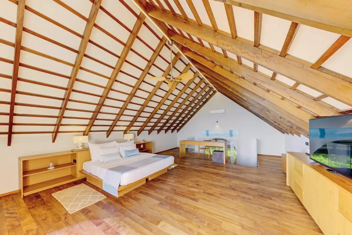 Cinnamon Velifushi Maldives Hallenbad