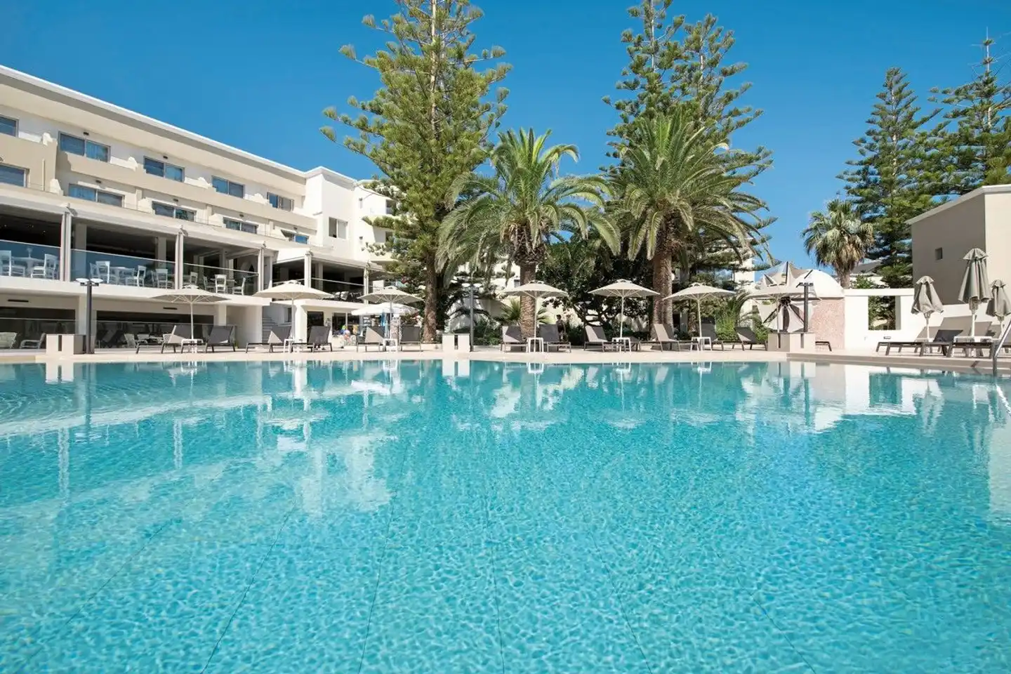 Vantaris Luxury Beach Resort Pool