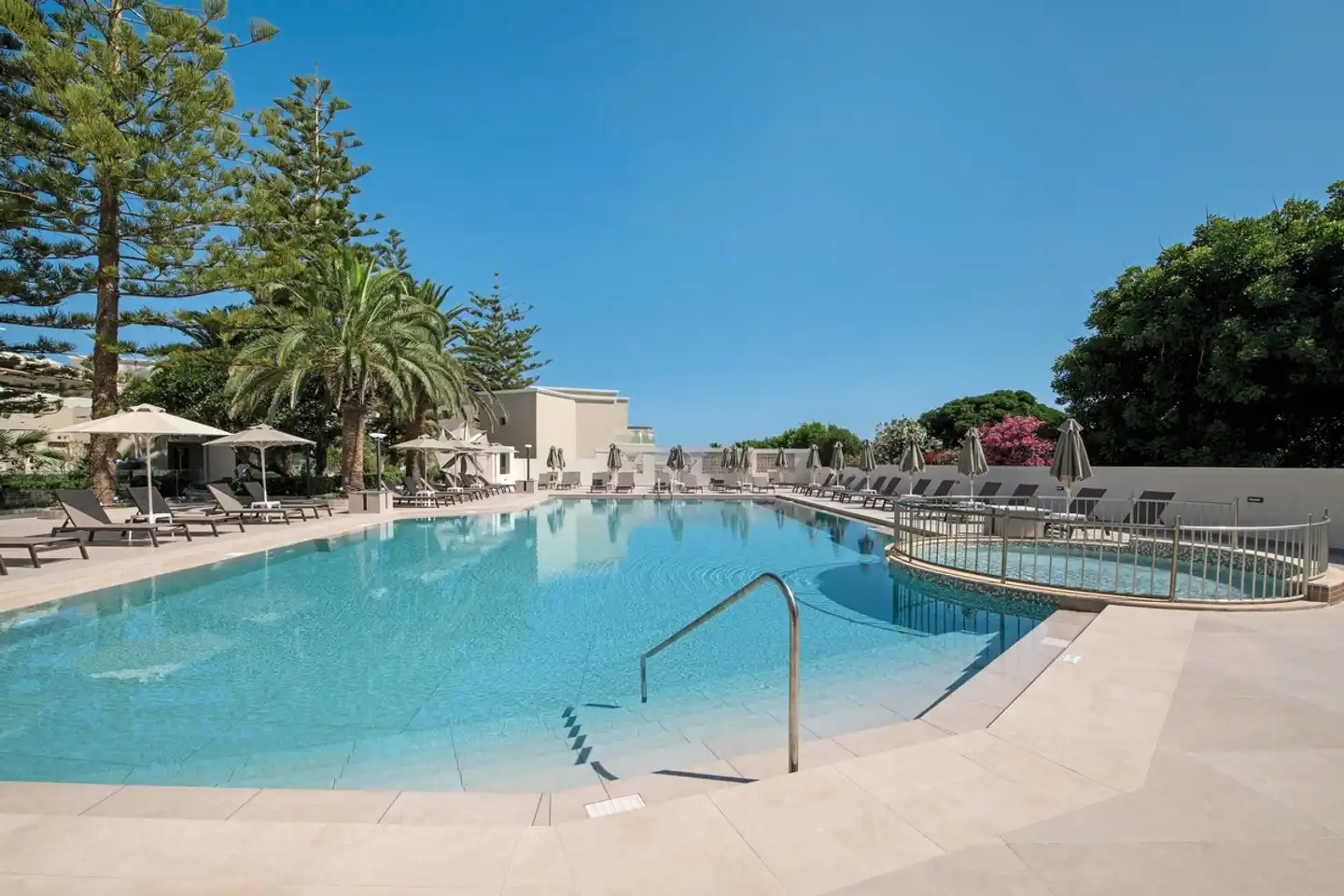 Vantaris Luxury Beach Resort Pool
