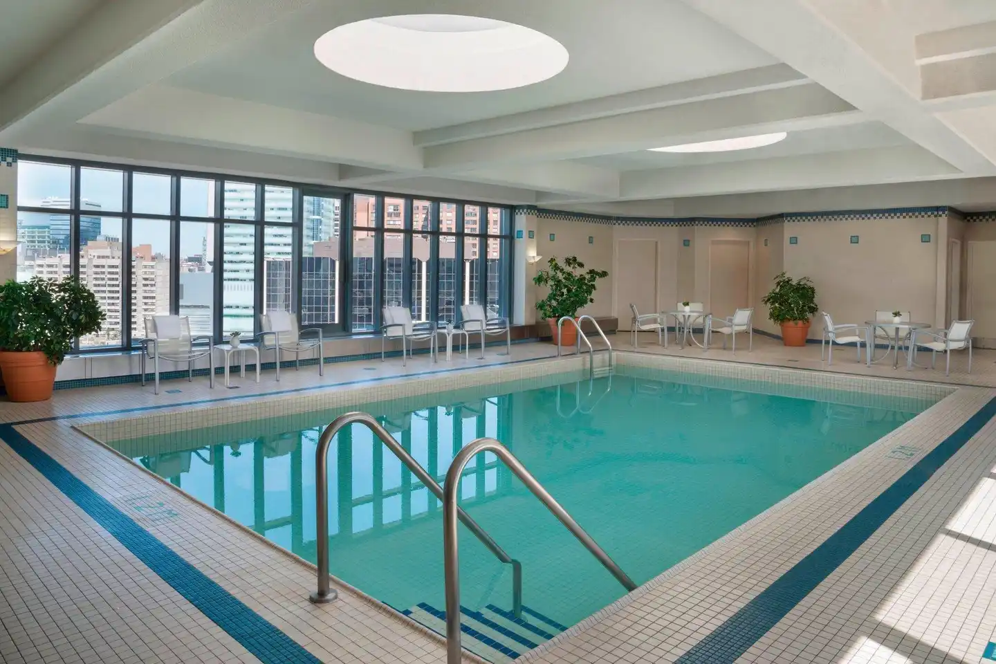 Marriott Downtown at CF Toronto Eaton Centre Hallenbad